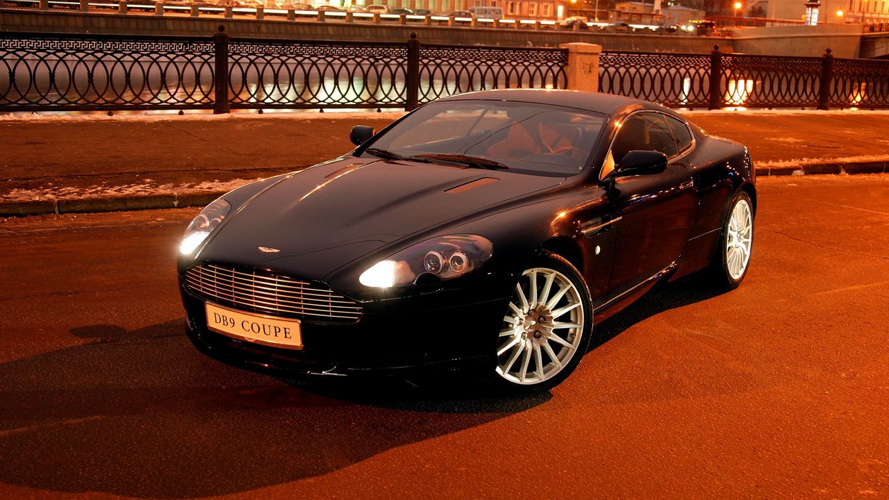 Обои aston martin, db9, 2004, черный, вид спереди, стиль, авто, астон мартин, город, дома, огни, асфальт