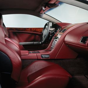 Превью обои aston martin, db9, 2004, красный, салон, интерьер, руль