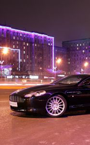 Превью обои aston martin, db9, 2004, черный, вид сбоку, стиль, авто, астон мартин, дома, огни, город, асфальт