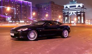 Превью обои aston martin, db9, 2004, черный, вид сбоку, стиль, авто, астон мартин, дома, огни, город, асфальт