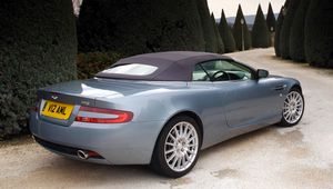 Превью обои aston martin, db9, 2004, голубой, вид сбоку, стиль, авто, природа