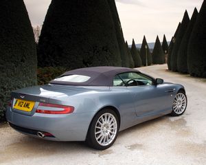 Превью обои aston martin, db9, 2004, голубой, вид сбоку, стиль, авто, природа