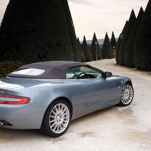 Превью обои aston martin, db9, 2004, голубой, вид сбоку, стиль, авто, природа