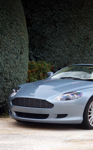 Превью обои aston martin, db9, 2004, голубой, вид сбоку, стиль, авто, астон мартин, природа, кустарники, деревья