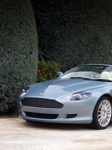 Превью обои aston martin, db9, 2004, голубой, вид сбоку, стиль, авто, астон мартин, природа, кустарники, деревья