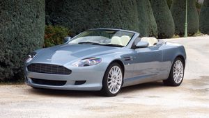 Превью обои aston martin, db9, 2004, голубой, вид сбоку, стиль, авто, астон мартин, природа, кустарники, деревья