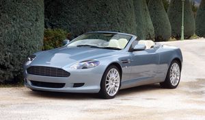 Превью обои aston martin, db9, 2004, голубой, вид сбоку, стиль, авто, астон мартин, природа, кустарники, деревья