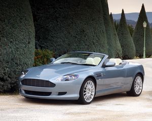 Превью обои aston martin, db9, 2004, голубой, вид сбоку, стиль, авто, астон мартин, природа, кустарники, деревья