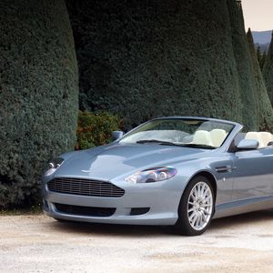 Превью обои aston martin, db9, 2004, голубой, вид сбоку, стиль, авто, астон мартин, природа, кустарники, деревья