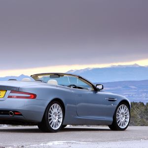 Превью обои aston martin, db9, 2004, голубой, вид сбоку, стиль, авто, природа, горы