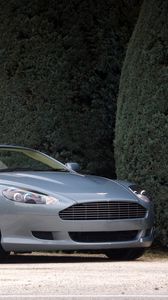 Превью обои aston martin, db9, 2004, голубой, вид сбоку, стиль, авто, астон мартин, кустарники