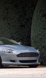 Превью обои aston martin, db9, 2004, голубой, вид сбоку, стиль, авто, астон мартин, кустарники