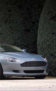 Превью обои aston martin, db9, 2004, голубой, вид сбоку, стиль, авто, астон мартин, кустарники