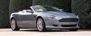 Превью обои aston martin, db9, 2004, голубой, вид сбоку, стиль, авто, астон мартин, кустарники