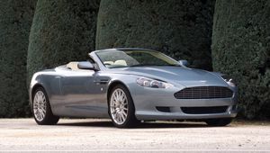 Превью обои aston martin, db9, 2004, голубой, вид сбоку, стиль, авто, астон мартин, кустарники