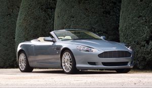 Превью обои aston martin, db9, 2004, голубой, вид сбоку, стиль, авто, астон мартин, кустарники