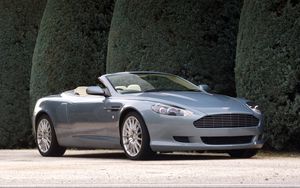 Превью обои aston martin, db9, 2004, голубой, вид сбоку, стиль, авто, астон мартин, кустарники