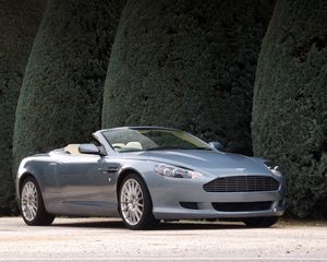 Превью обои aston martin, db9, 2004, голубой, вид сбоку, стиль, авто, астон мартин, кустарники