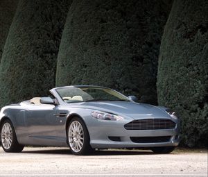 Превью обои aston martin, db9, 2004, голубой, вид сбоку, стиль, авто, астон мартин, кустарники