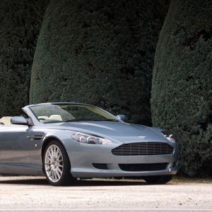 Превью обои aston martin, db9, 2004, голубой, вид сбоку, стиль, авто, астон мартин, кустарники