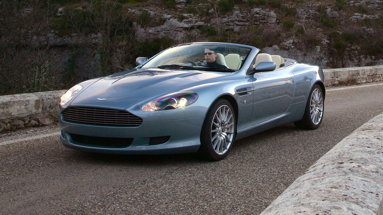 Обои aston martin, db9, 2004, голубой, вид сбоку, стиль, авто, астон мартин, природа, трава, асфальт