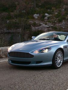 Превью обои aston martin, db9, 2004, голубой, вид сбоку, стиль, авто, астон мартин, природа, трава, асфальт