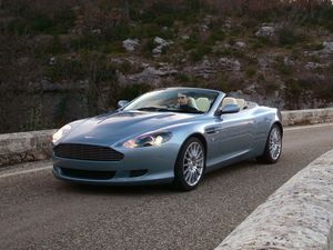 Превью обои aston martin, db9, 2004, голубой, вид сбоку, стиль, авто, астон мартин, природа, трава, асфальт