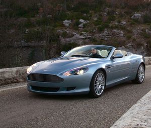 Превью обои aston martin, db9, 2004, голубой, вид сбоку, стиль, авто, астон мартин, природа, трава, асфальт