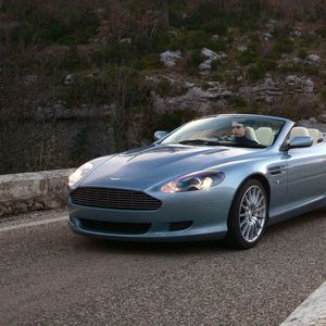 Превью обои aston martin, db9, 2004, голубой, вид сбоку, стиль, авто, астон мартин, природа, трава, асфальт