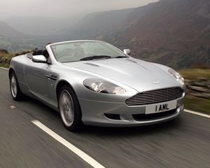 Превью обои aston martin, db9, 2004, серебряный металлик, вид сбоку, стиль, спорт, астон мартин, авто, скорость, природа, горы