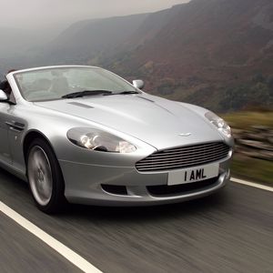 Превью обои aston martin, db9, 2004, серебряный металлик, вид сбоку, стиль, спорт, астон мартин, авто, скорость, природа, горы