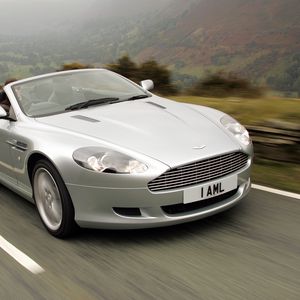 Превью обои aston martin, db9, 2004, серебряный металлик, вид спереди, стиль, астон мартин, скорость, природа