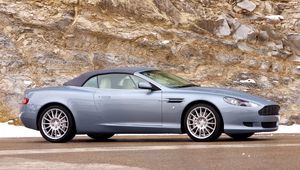 Превью обои aston martin, db9, 2004, голубой, вид сбоку, стиль, авто, скала