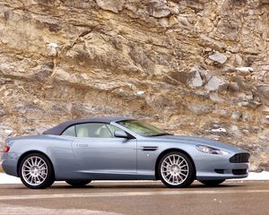 Превью обои aston martin, db9, 2004, голубой, вид сбоку, стиль, авто, скала