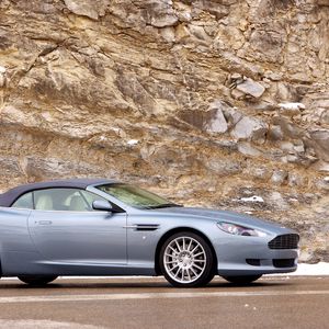 Превью обои aston martin, db9, 2004, голубой, вид сбоку, стиль, авто, скала