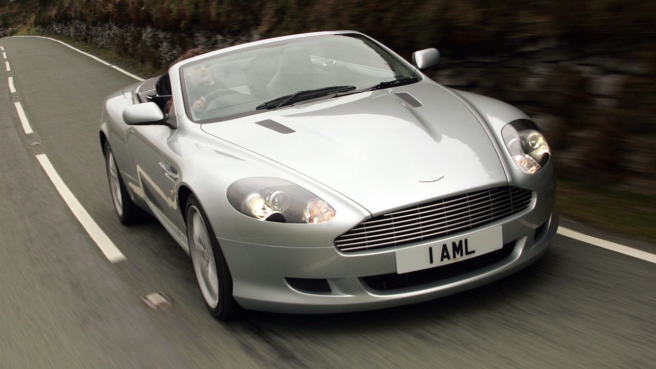 Обои aston martin, db9, 2004, серебряный металлик, вид спереди, авто, астон мартин, скорость