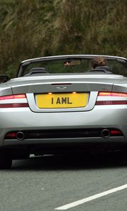 Превью обои aston martin, db9, 2004, серебряный металлик, вид сзади, стиль, астон мартин, авто, асфальт