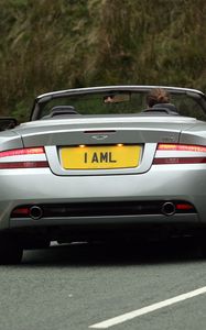 Превью обои aston martin, db9, 2004, серебряный металлик, вид сзади, стиль, астон мартин, авто, асфальт