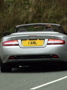 Превью обои aston martin, db9, 2004, серебряный металлик, вид сзади, стиль, астон мартин, авто, асфальт