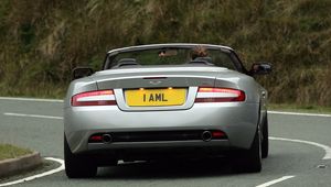 Превью обои aston martin, db9, 2004, серебряный металлик, вид сзади, стиль, астон мартин, авто, асфальт