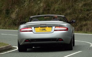 Превью обои aston martin, db9, 2004, серебряный металлик, вид сзади, стиль, астон мартин, авто, асфальт