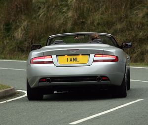 Превью обои aston martin, db9, 2004, серебряный металлик, вид сзади, стиль, астон мартин, авто, асфальт