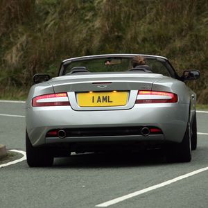 Превью обои aston martin, db9, 2004, серебряный металлик, вид сзади, стиль, астон мартин, авто, асфальт