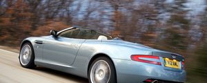 Превью обои aston martin, db9, 2004, голубой, вид сбоку, стиль, астон мартин, скорость, асфальт