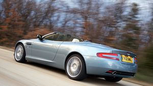 Превью обои aston martin, db9, 2004, голубой, вид сбоку, стиль, астон мартин, скорость, асфальт