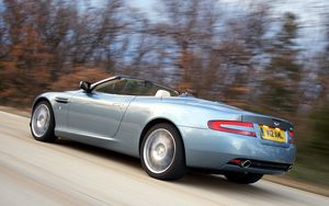 Превью обои aston martin, db9, 2004, голубой, вид сбоку, стиль, астон мартин, скорость, асфальт