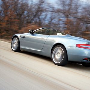 Превью обои aston martin, db9, 2004, голубой, вид сбоку, стиль, астон мартин, скорость, асфальт