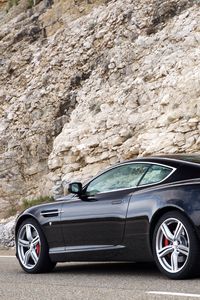 Превью обои aston martin, db9, 2006, черный, вид сбоку, стиль, астон мартин, авто, спорт, скала