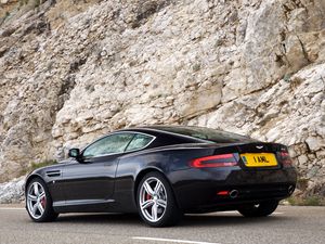 Превью обои aston martin, db9, 2006, черный, вид сбоку, стиль, астон мартин, авто, спорт, скала