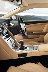 Превью обои aston martin, db9, 2006, бежевый, интерьер, салон, руль, спидометр